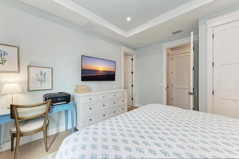 Dilly Dally by the Sea - 1 Block to Beach Rooftop Deck Pool & Spa by Anna Maria Life - image 17