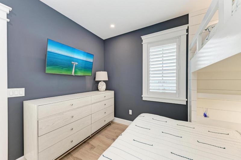 Dilly Dally by the Sea - 1 Block to Beach Rooftop Deck Pool & Spa by Anna Maria Life - image 12