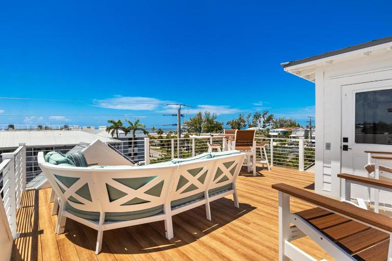 Dilly Dally by the Sea - 1 Block to Beach Rooftop Deck Pool & Spa by Anna Maria Life - image 46