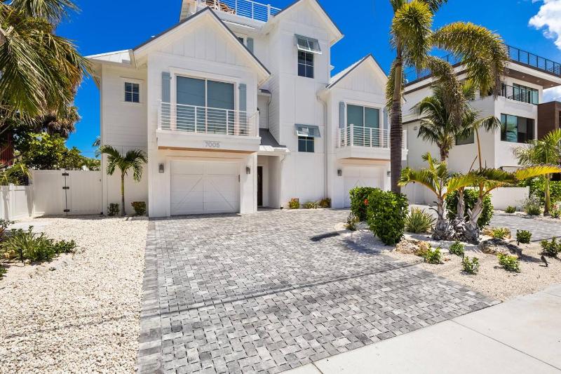 Dilly Dally by the Sea - 1 Block to Beach Rooftop Deck Pool & Spa by Anna Maria Life - image 11
