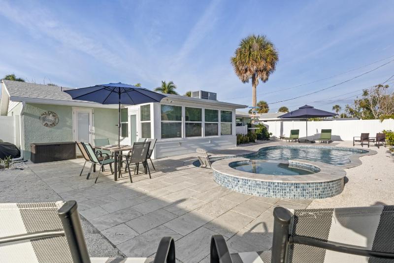 Hart of the Gulf - Dog Friendly by Anna Maria Life Vacation Rentals - image 11