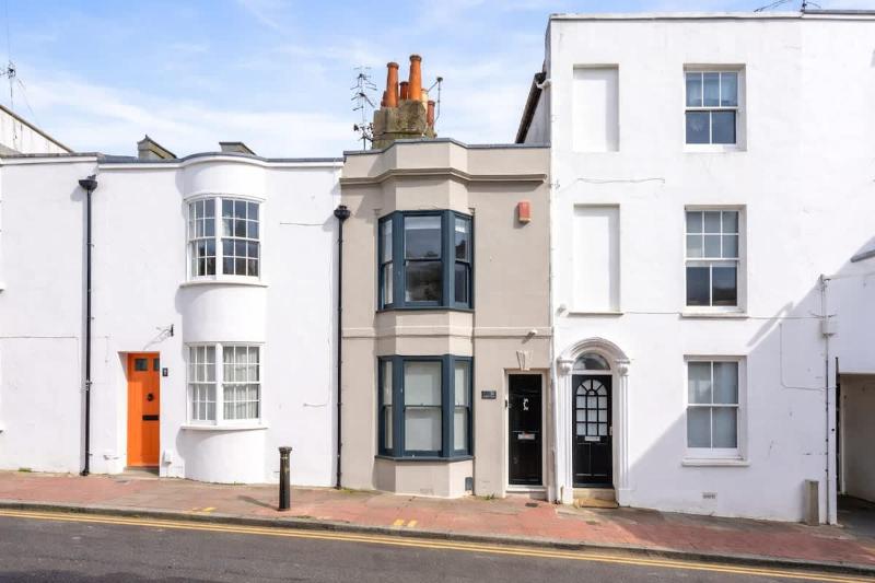 Central & Quiet Georgian House with Sunny Patio - image 2