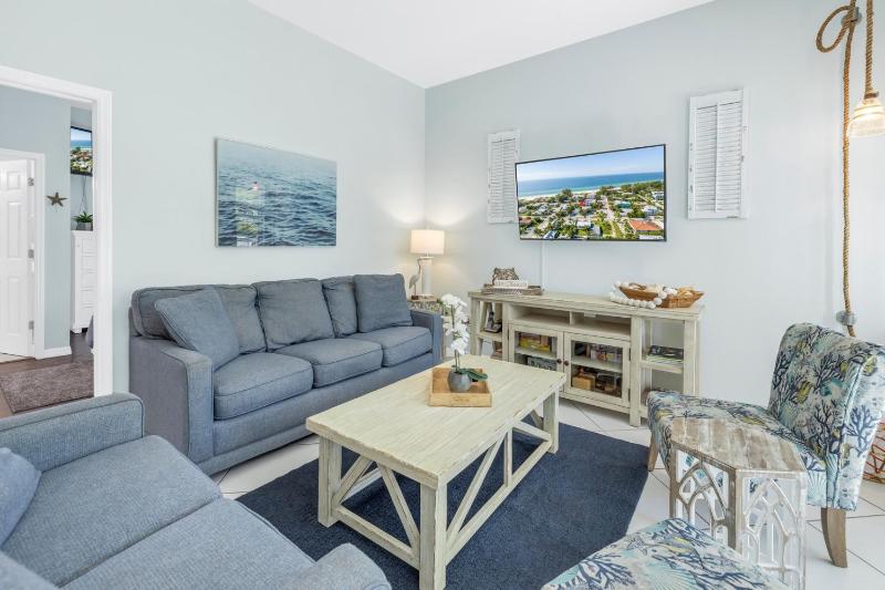 La Coconut - 1 Block to Beach! Dog Friendly! Ping Pong & Foosball Heated Pool by Anna Maria Life - image 18
