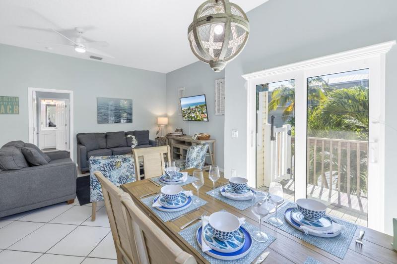 La Coconut - 1 Block to Beach! Dog Friendly! Ping Pong & Foosball Heated Pool by Anna Maria Life - image 6