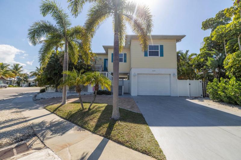 La Coconut - 1 Block to Beach! Dog Friendly! Ping Pong & Foosball Heated Pool by Anna Maria Life - image 16