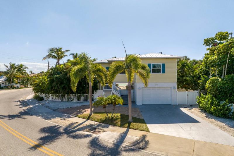 La Coconut - 1 Block to Beach! Dog Friendly! Ping Pong & Foosball Heated Pool by Anna Maria Life - image 35