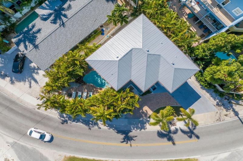 La Coconut - 1 Block to Beach! Dog Friendly! Ping Pong & Foosball Heated Pool by Anna Maria Life - image 7