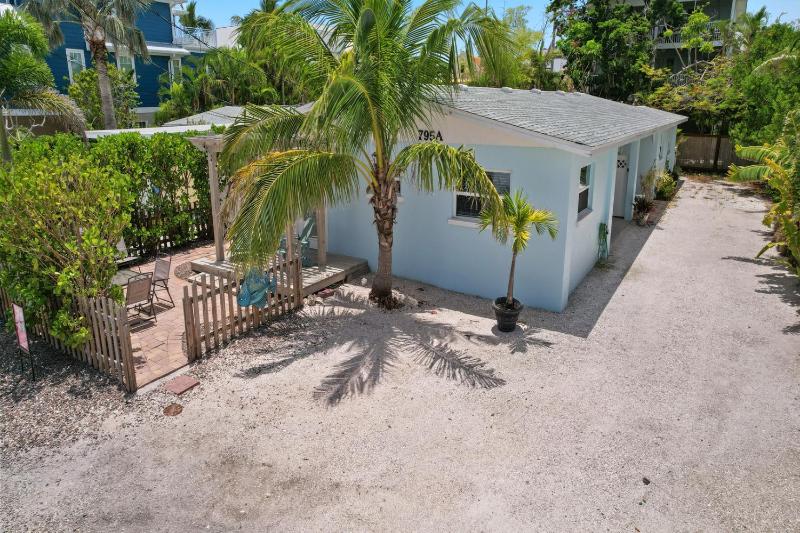 McBean Point - Dog Friendly! Walk to Bean Point! by Anna Maria Life Vacation Rentals - image 1