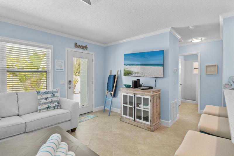 McBean Point - Dog Friendly! Walk to Bean Point! by Anna Maria Life Vacation Rentals - image 6