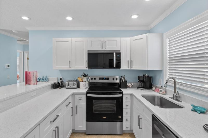 McBean Point - Dog Friendly! Walk to Bean Point! by Anna Maria Life Vacation Rentals - image 42