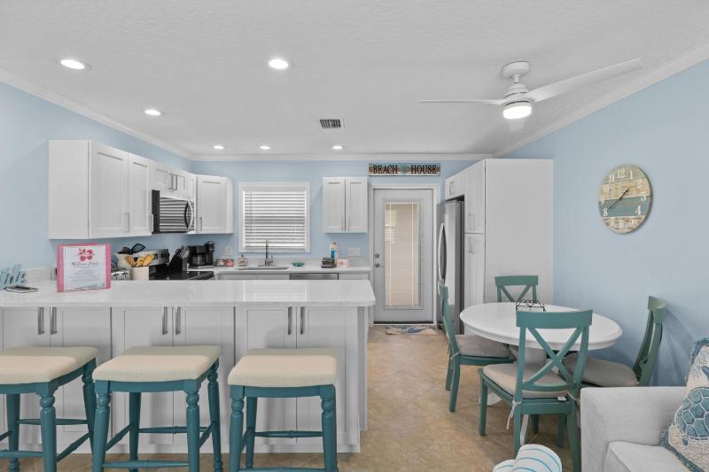 McBean Point - Dog Friendly! Walk to Bean Point! by Anna Maria Life Vacation Rentals - image 9