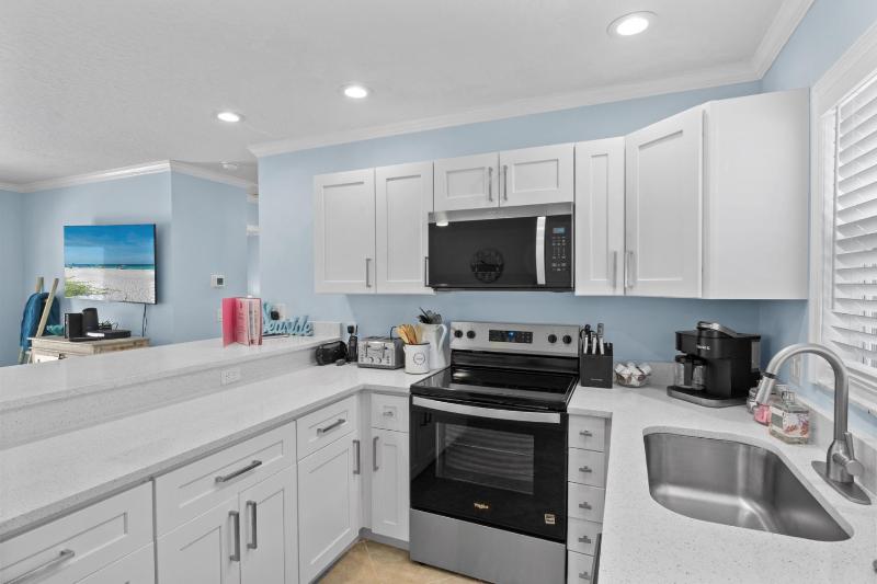 McBean Point - Dog Friendly! Walk to Bean Point! by Anna Maria Life Vacation Rentals - image 15