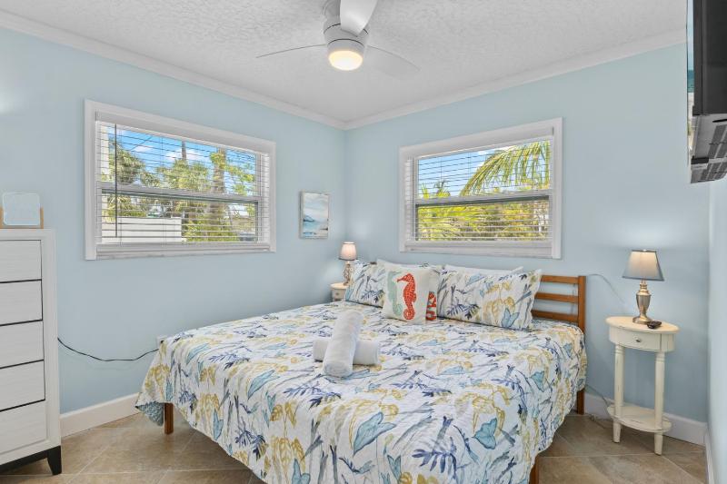 McBean Point - Dog Friendly! Walk to Bean Point! by Anna Maria Life Vacation Rentals - image 2