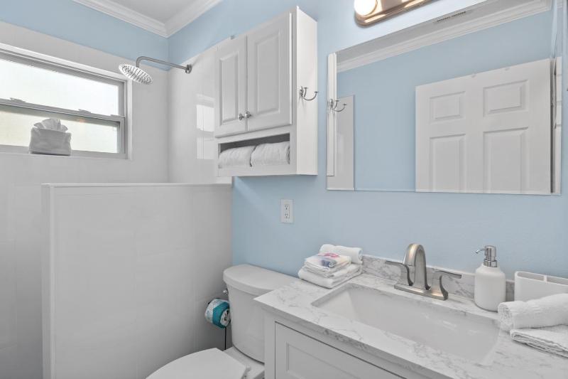 McBean Point - Dog Friendly! Walk to Bean Point! by Anna Maria Life Vacation Rentals - image 12
