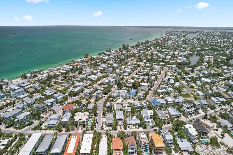 McBean Point - Dog Friendly! Walk to Bean Point! by Anna Maria Life Vacation Rentals - image 3
