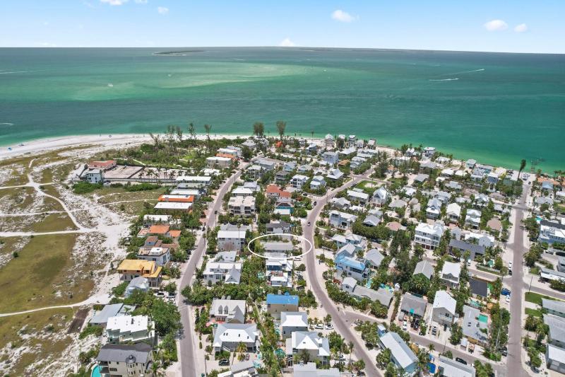 McBean Point - Dog Friendly! Walk to Bean Point! by Anna Maria Life Vacation Rentals - image 17