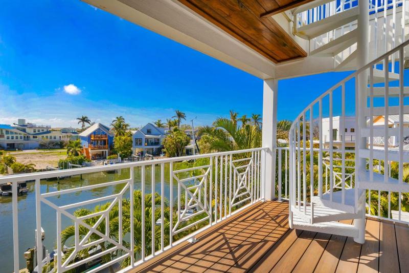 My Grand Floridian - Canal Front Dock Pool Games by Anna Maria Life Vacation Rentals - image 10