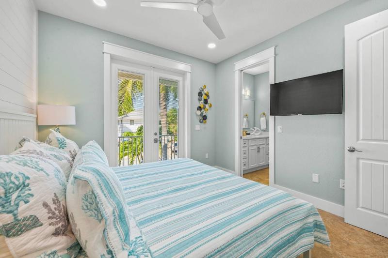 My Grand Floridian - Canal Front Dock Pool Games by Anna Maria Life Vacation Rentals - image 20