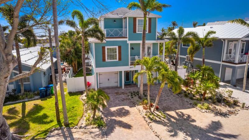 My Grand Floridian - Canal Front Dock Pool Games by Anna Maria Life Vacation Rentals - image 40