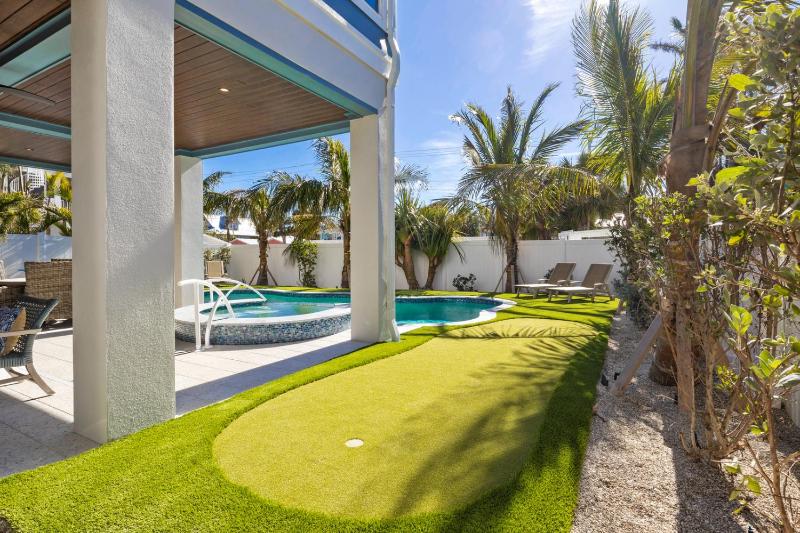 Salt Dreams - 1 Block to Beach! Pool Spa Games Rooftop Deck by Anna Maria Life Vacation Rentals - image 17