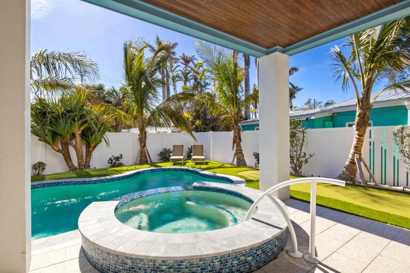 Salt Dreams - 1 Block to Beach! Pool Spa Games Rooftop Deck by Anna Maria Life Vacation Rentals - image 9