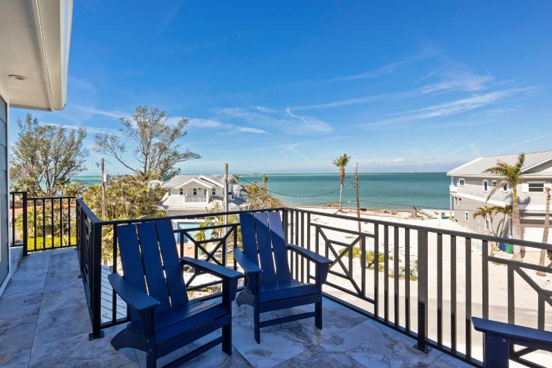 Salt Dreams - 1 Block to Beach! Pool Spa Games Rooftop Deck by Anna Maria Life Vacation Rentals - image 6
