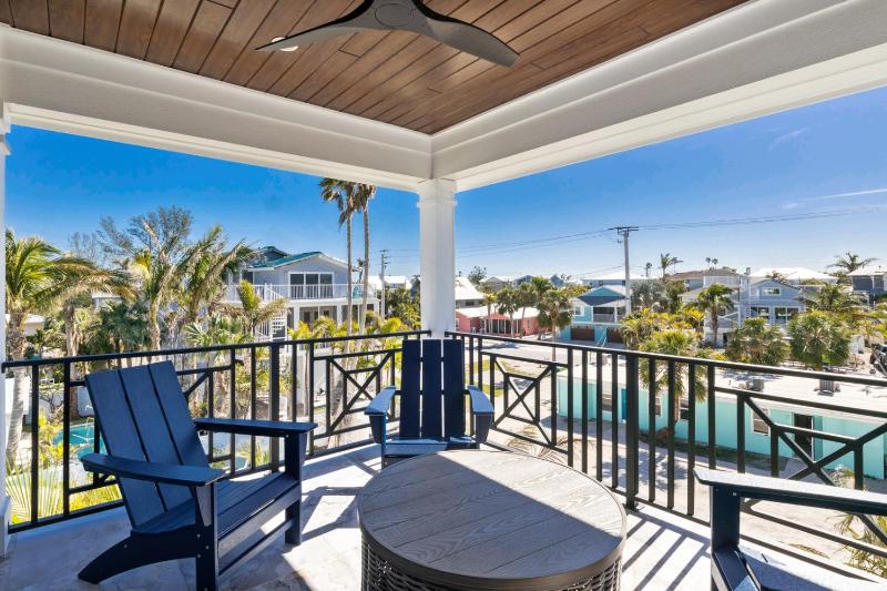 Salt Dreams - 1 Block to Beach! Pool Spa Games Rooftop Deck by Anna Maria Life Vacation Rentals - image 46
