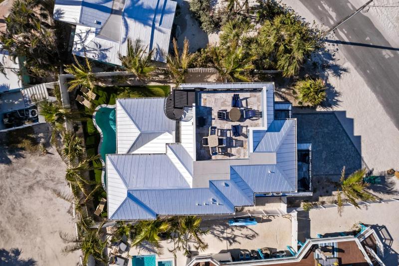 Salt Dreams - 1 Block to Beach! Pool Spa Games Rooftop Deck by Anna Maria Life Vacation Rentals - image 12