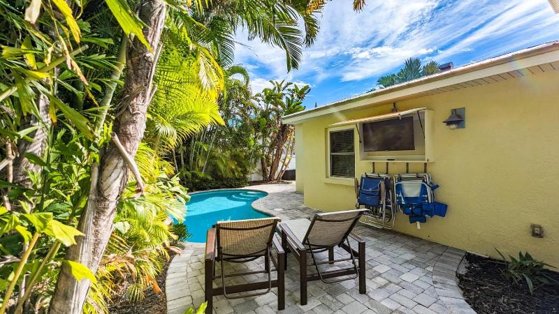 Starfish Cottage - 1 Block to the Beach! Heated Pool 4 King Beds by Anna Maria Life Vacation Rentals - image 15