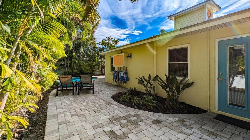 Starfish Cottage - 1 Block to the Beach! Heated Pool 4 King Beds by Anna Maria Life Vacation Rentals - image 28