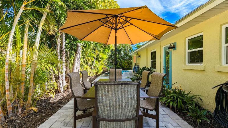 Starfish Cottage - 1 Block to the Beach! Heated Pool 4 King Beds by Anna Maria Life Vacation Rentals - image 23