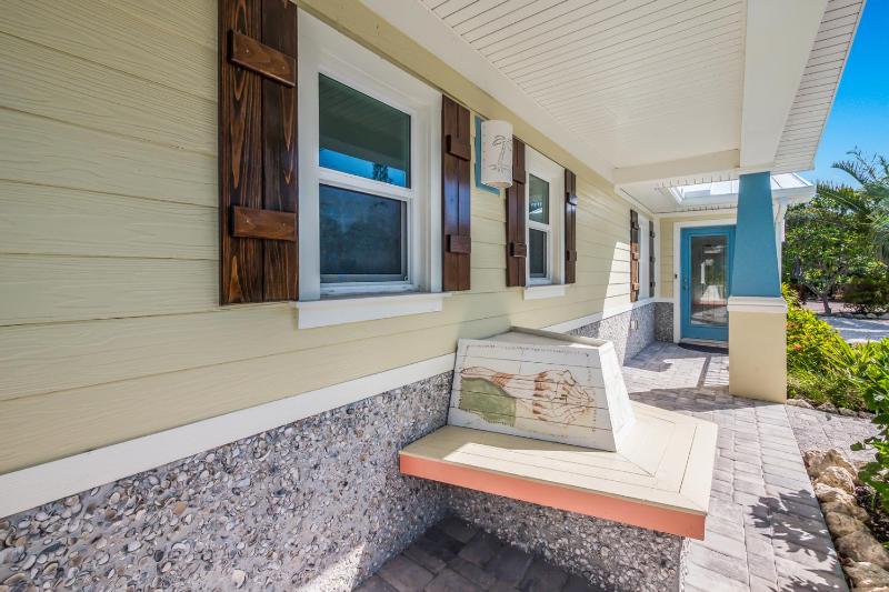 Starfish Cottage - 1 Block to the Beach! Heated Pool 4 King Beds by Anna Maria Life Vacation Rentals - image 18