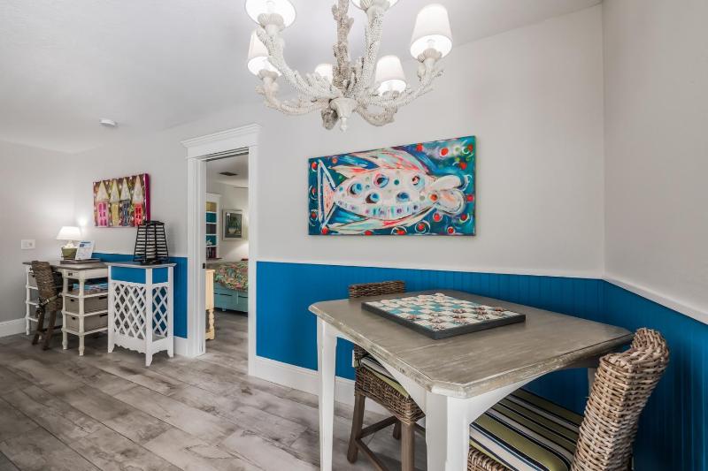 Starfish Cottage - 1 Block to the Beach! Heated Pool 4 King Beds by Anna Maria Life Vacation Rentals - image 10