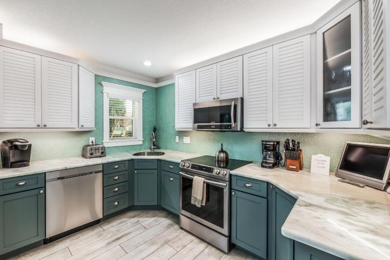 Starfish Cottage - 1 Block to the Beach! Heated Pool 4 King Beds by Anna Maria Life Vacation Rentals - image 35