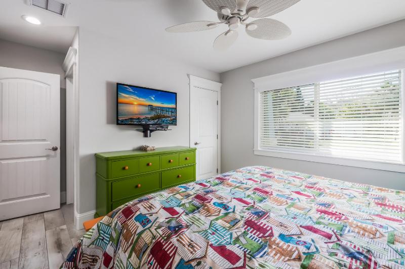 Starfish Cottage - 1 Block to the Beach! Heated Pool 4 King Beds by Anna Maria Life Vacation Rentals - image 9