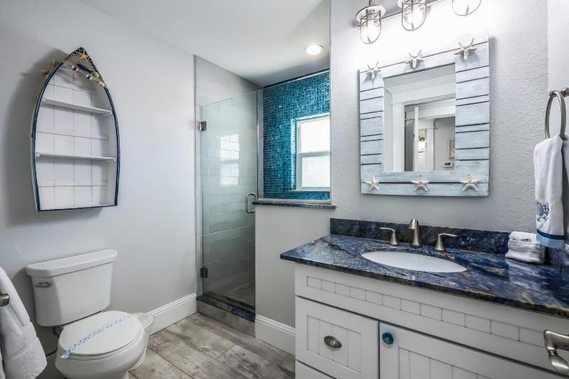 Starfish Cottage - 1 Block to the Beach! Heated Pool 4 King Beds by Anna Maria Life Vacation Rentals - image 14