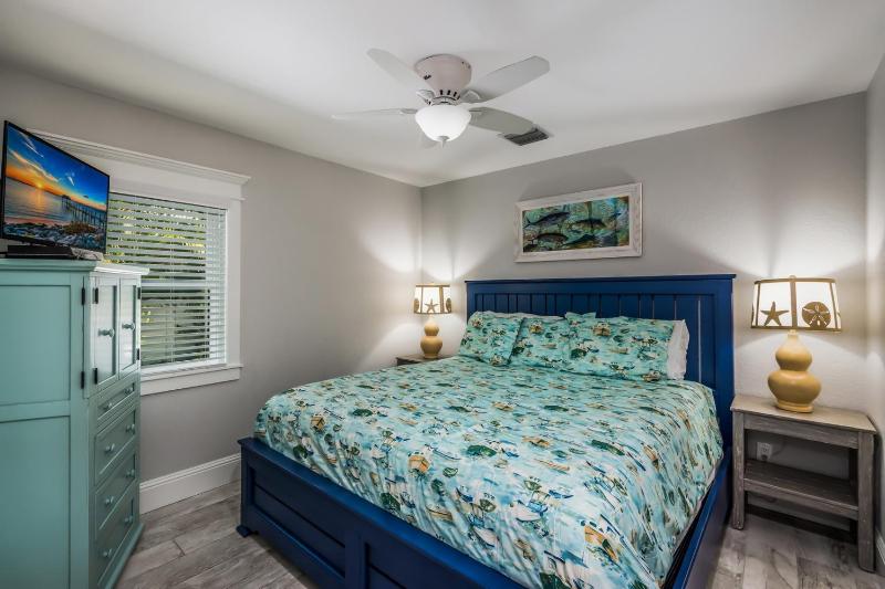 Starfish Cottage - 1 Block to the Beach! Heated Pool 4 King Beds by Anna Maria Life Vacation Rentals - image 16