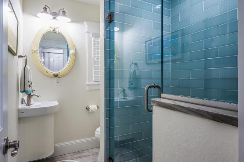 Starfish Cottage - 1 Block to the Beach! Heated Pool 4 King Beds by Anna Maria Life Vacation Rentals - image 4