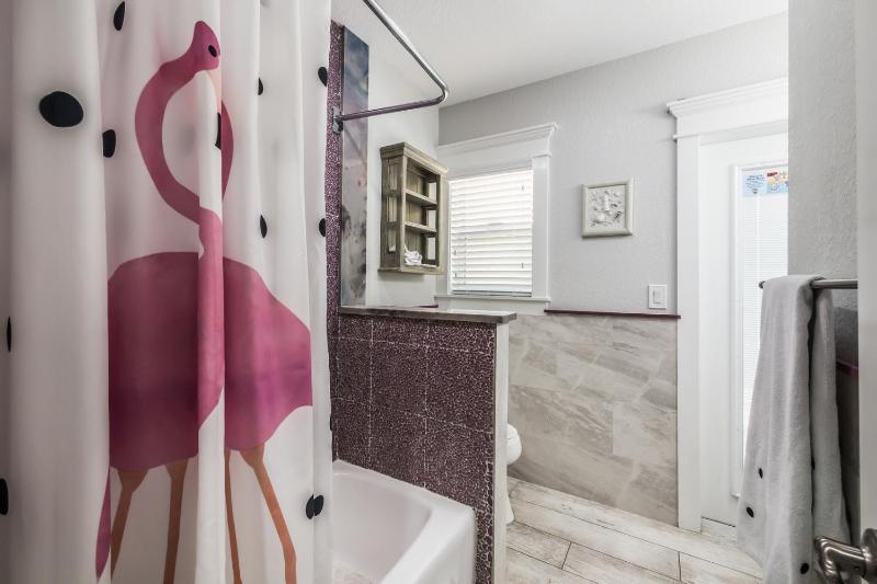 Starfish Cottage - 1 Block to the Beach! Heated Pool 4 King Beds by Anna Maria Life Vacation Rentals - image 36