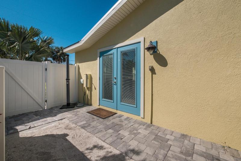 Starfish Cottage - 1 Block to the Beach! Heated Pool 4 King Beds by Anna Maria Life Vacation Rentals - image 33