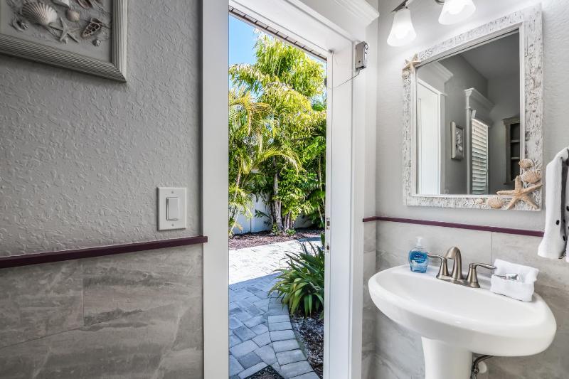 Starfish Cottage - 1 Block to the Beach! Heated Pool 4 King Beds by Anna Maria Life Vacation Rentals - image 17