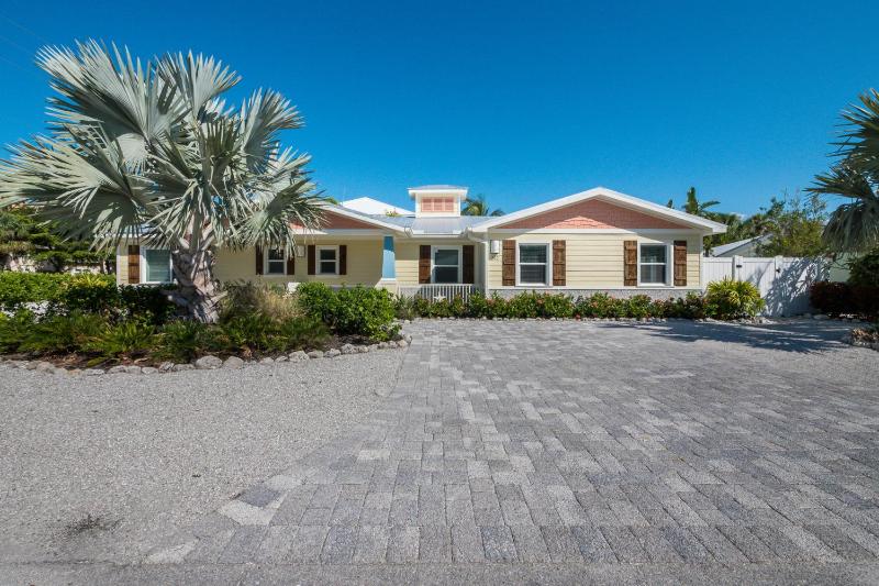 Starfish Cottage - 1 Block to the Beach! Heated Pool 4 King Beds by Anna Maria Life Vacation Rentals - image 31