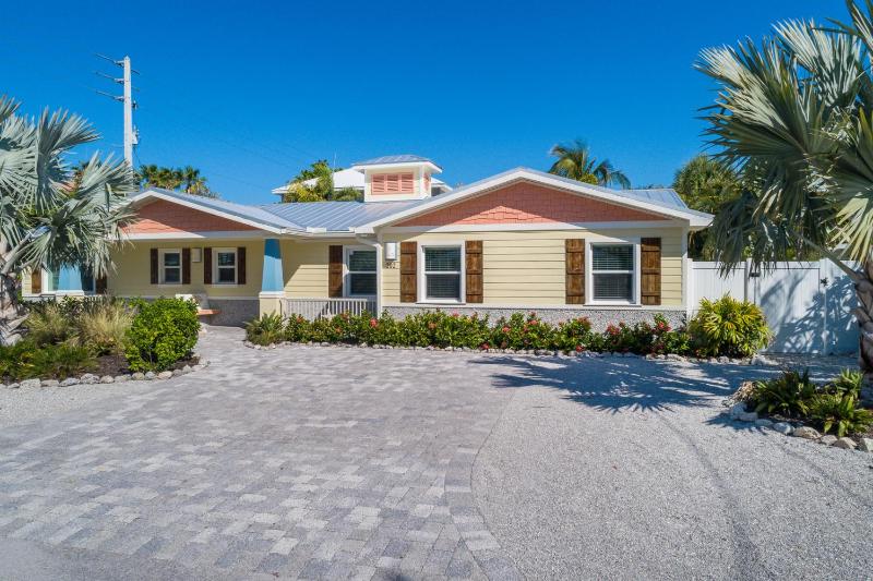 Starfish Cottage - 1 Block to the Beach! Heated Pool 4 King Beds by Anna Maria Life Vacation Rentals - image 22