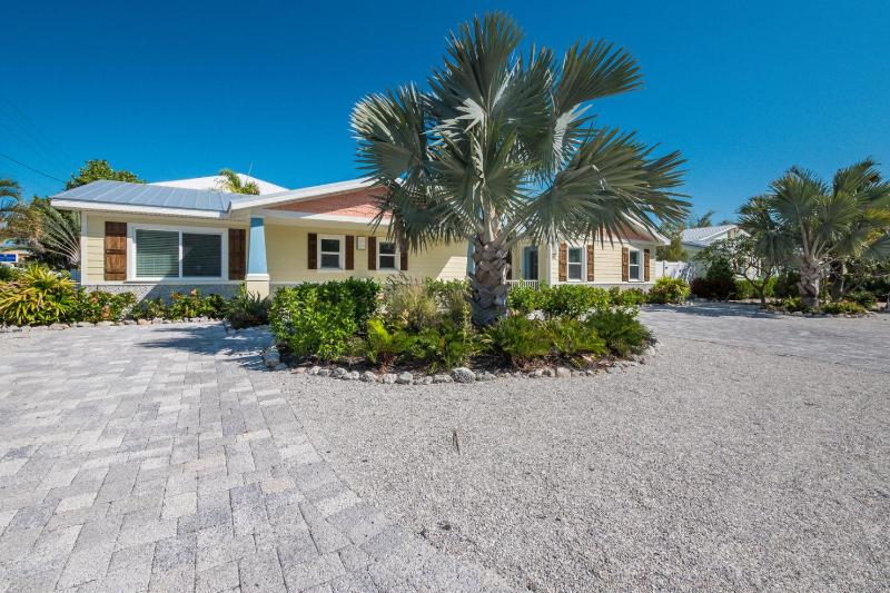 Starfish Cottage - 1 Block to the Beach! Heated Pool 4 King Beds by Anna Maria Life Vacation Rentals - image 37