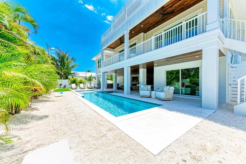 Sunsational - Roof Top Deck Games Pool & Spa by Anna Maria Life Vacation Rentals - image 10