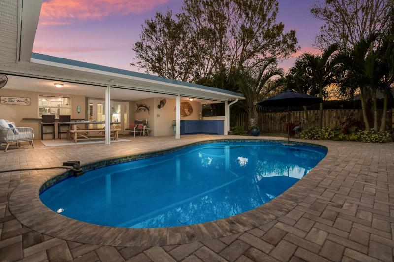Tropical Tiki - Outdoor Oasis Tiki Hut Pool by Anna Maria Life Vacation Rentals - image 38