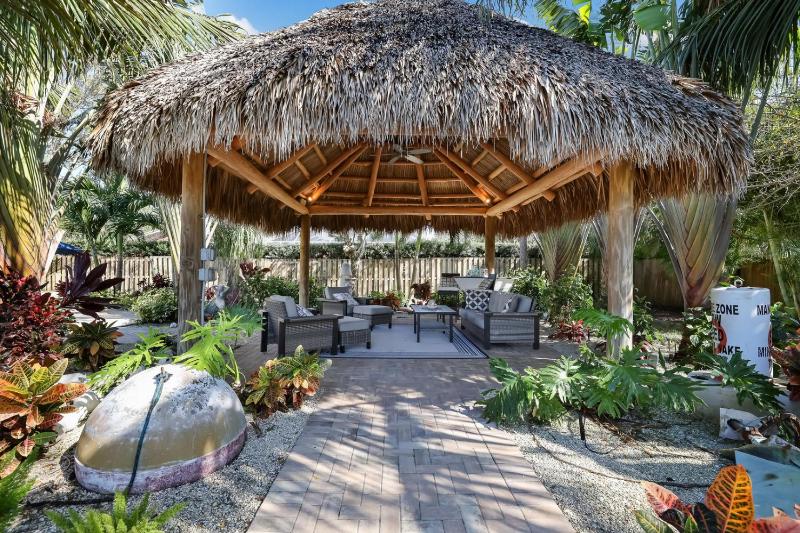 Tropical Tiki - Outdoor Oasis Tiki Hut Pool by Anna Maria Life Vacation Rentals - image 30