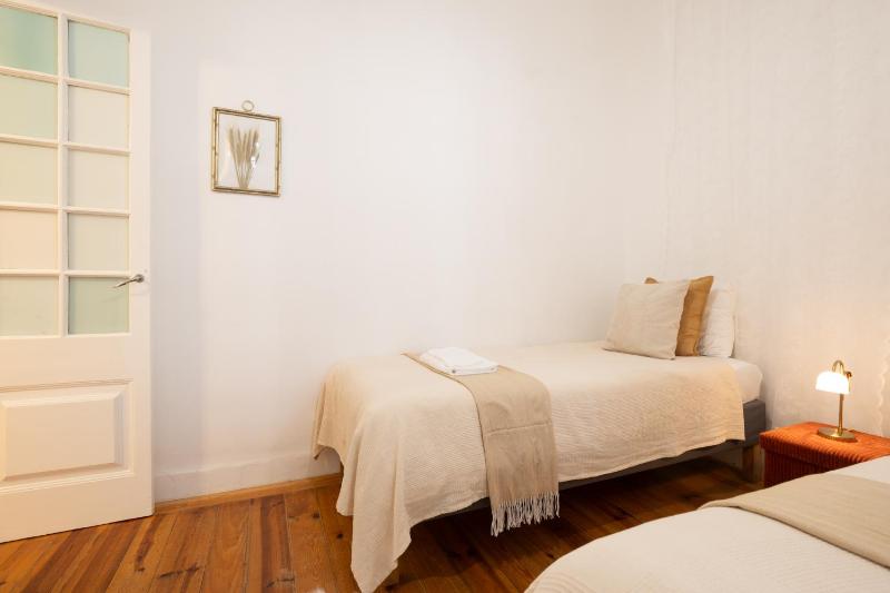 Heart of Lisbon Stylish Apt Sleeps 8 wAC 2 Bath - image 12