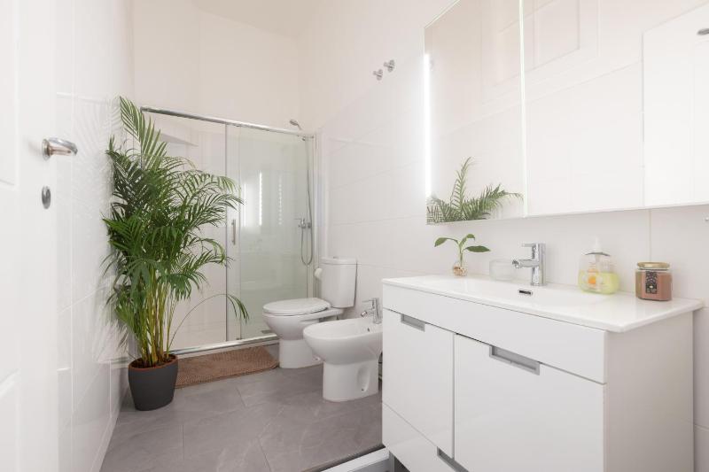 Heart of Lisbon Stylish Apt Sleeps 8 wAC 2 Bath - image 10