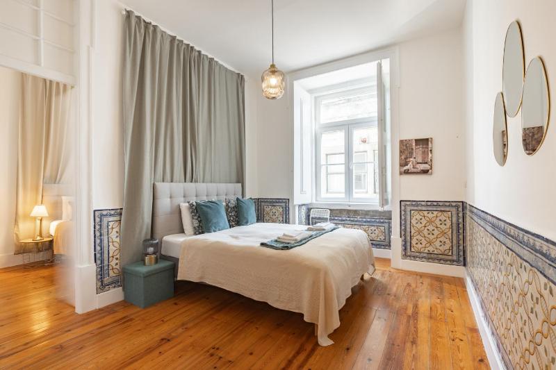 Heart of Lisbon Stylish Apt Sleeps 8 wAC 2 Bath - image 1